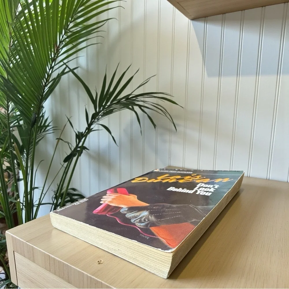 Vintage Paperback Thriller – Don’t Look Behind You by Lois Duncan